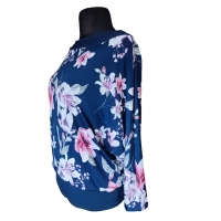 Granatowa bluzka kimono z marszczonym dekoltem - wzór w kwiaty